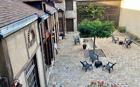 La maison Virginie logements de 1 à 5 pers centre, climatisation, parking, linge, wifi, proximité lac canal piscine